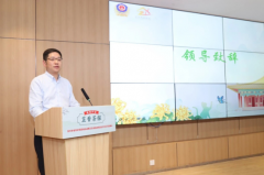 并正在街道的邻里中