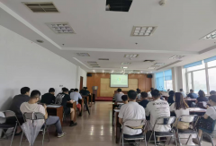 专家正在讲课过程中及时解答下层工做人员现实